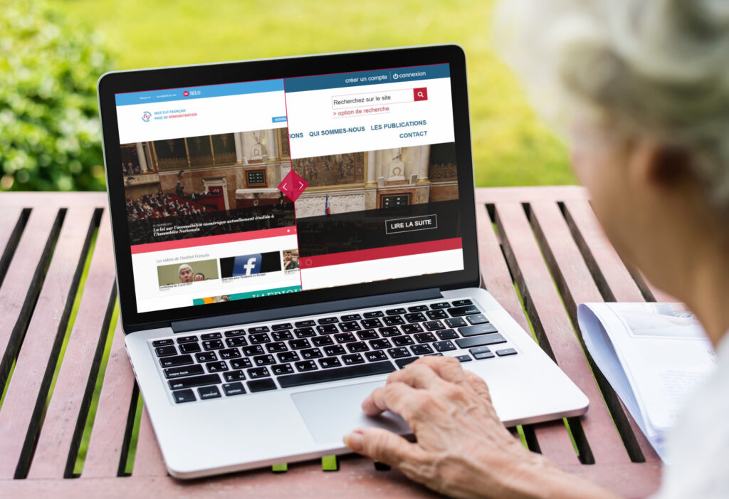 Personnes qui navigue sur un site équipé de FACIL'iti en activant un filtre